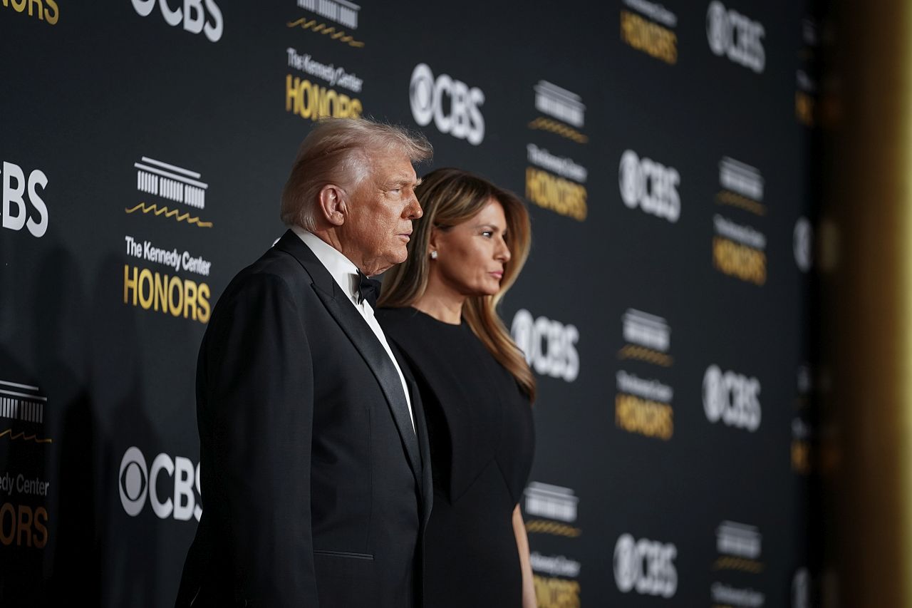 <p>Първата дама Мелания Тръмп и редица музикални легенди, актьори и политически фигури впечатлиха с бляскави вечерни рокли, стилни смокинги и изисканост на церемонията за наградите на Кенеди Център.</p>