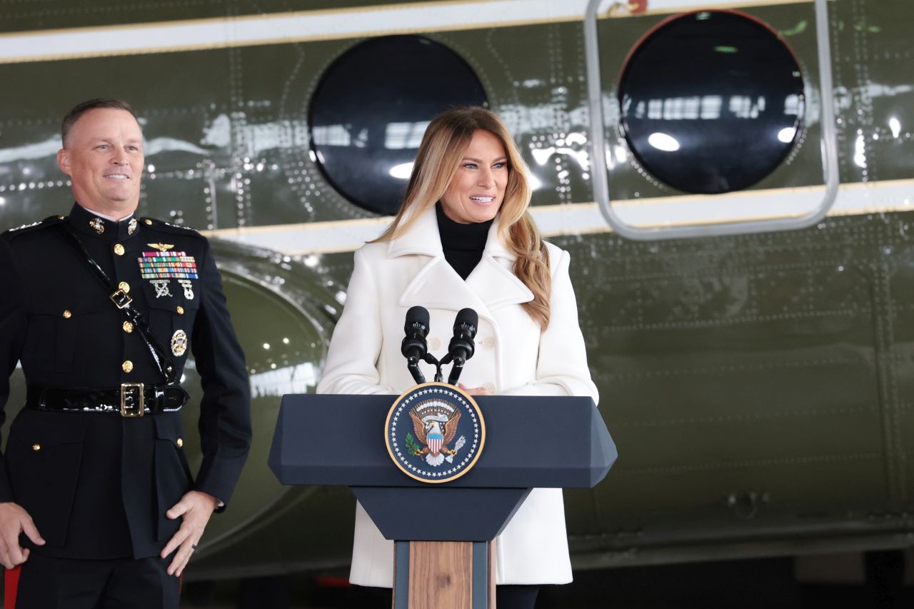 <p>Първата дама Мелания Тръмп призовава за любов по време на празничния сезон, партнира си с &bdquo;Играчки за децата&ldquo; и подкрепя военни семейства</p>