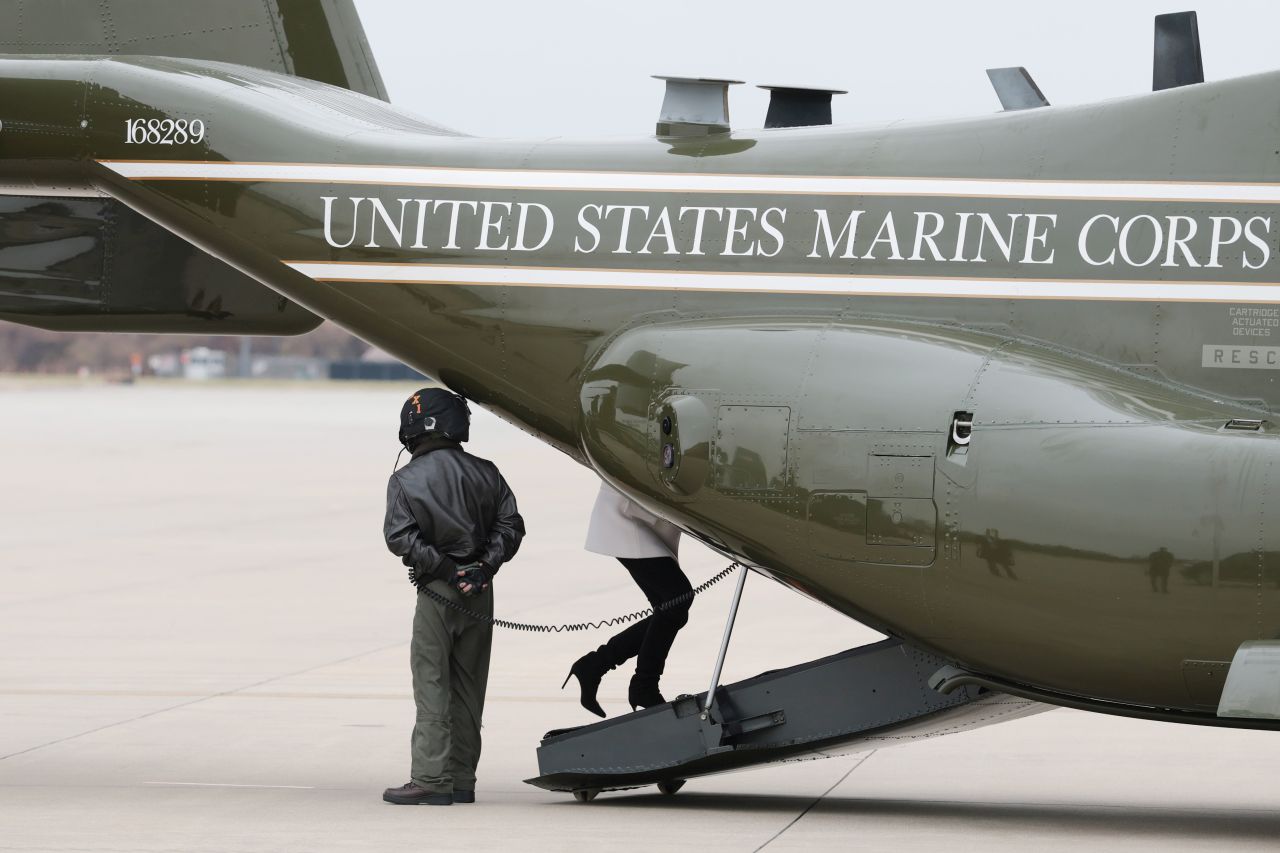 <p>Първата дама Мелания Тръмп призовава за любов по време на празничния сезон, партнира си с &bdquo;Играчки за децата&ldquo; и подкрепя военни семейства</p>