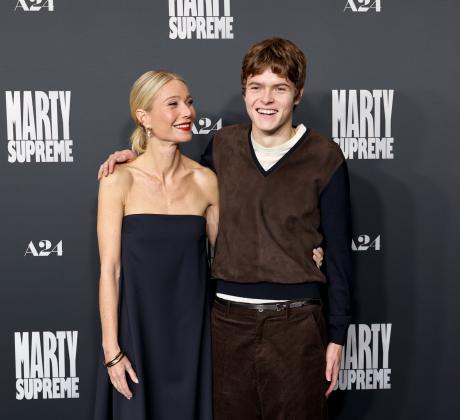 Гуинет Полтроу се появи с изключително специален придружител на премиерата