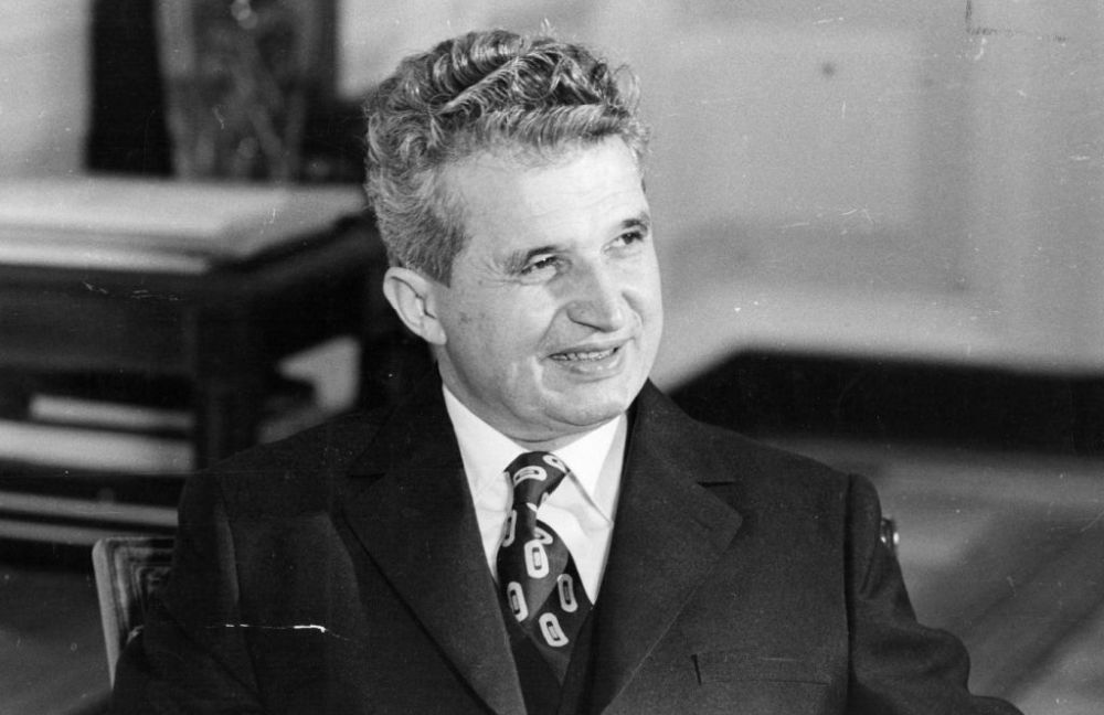 <p><strong>Чаушеску и изгорелите костюми</strong>- Параноята на Чаушеску не се ограничавала само до храната. Той бил убеден, че може да бъде отровен дори чрез дрехите си. Затова всичките му костюми били съхранявани в специални складови помещения и проверявани от инженери. След всяка &bdquo;поява&ldquo; костюмът бил унищожаван. Този ритуал разкривал дълбоко недоверие дори към неща, които би трябвало да символизират статус и контрол. В резултат диктаторът живеел в свят, в който буквално всичко било заплаха.</p>