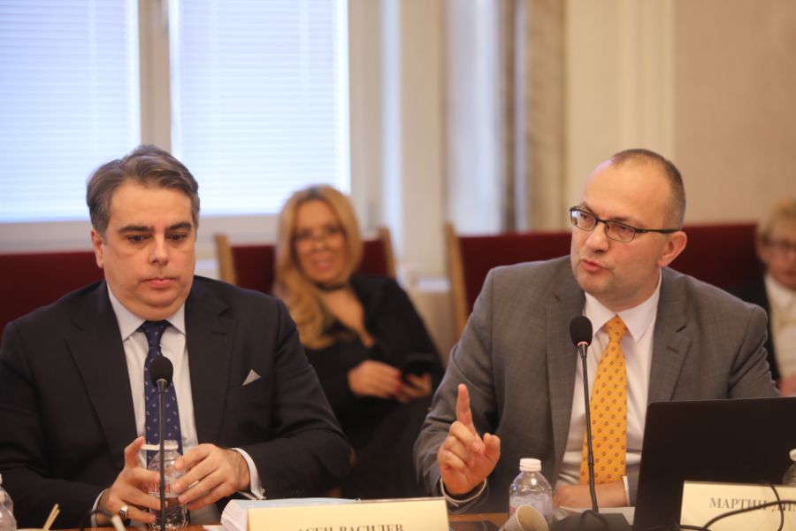 <p>Законопроектът за държавния бюджет на България за 2026 г. бе приет на първо четене от Комисията по бюджет и финанси към Народното събрание с 12 гаса &quot;за&quot;, 8 гласа &quot;против&quot; и нито един глас &quot;въздържал се&quot;.</p>