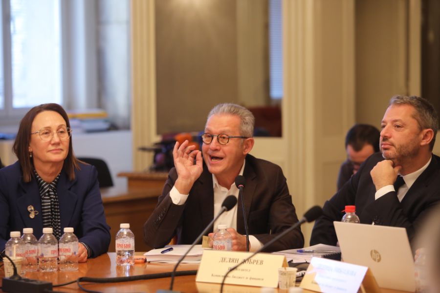 <p>Законопроектът за държавния бюджет на България за 2026 г. бе приет на първо четене от Комисията по бюджет и финанси към Народното събрание с 12 гаса "за", 8 гласа "против" и нито един глас "въздържал се".</p>