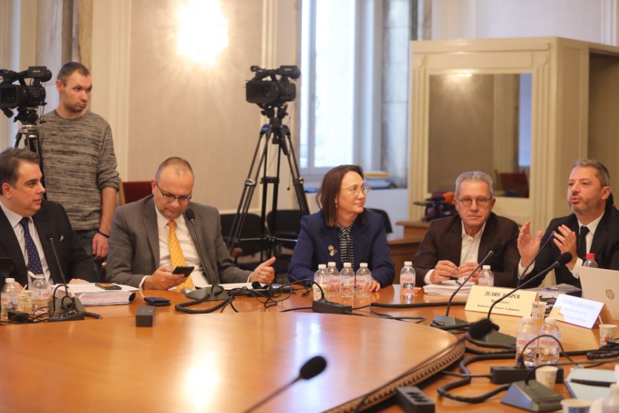 <p>Законопроектът за държавния бюджет на България за 2026 г. бе приет на първо четене от Комисията по бюджет и финанси към Народното събрание с 12 гаса "за", 8 гласа "против" и нито един глас "въздържал се".</p>