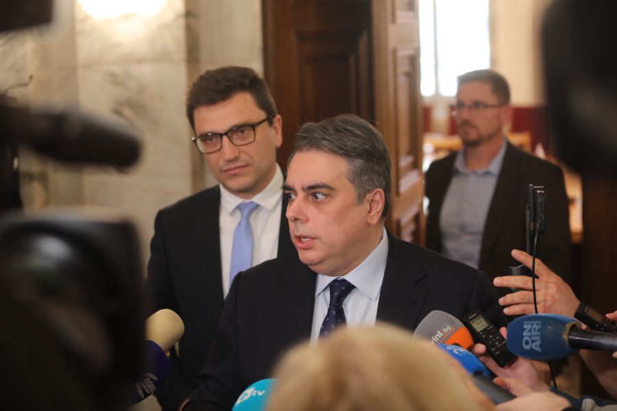 <p>Законопроектът за държавния бюджет на България за 2026 г. бе приет на първо четене от Комисията по бюджет и финанси към Народното събрание с 12 гаса &quot;за&quot;, 8 гласа &quot;против&quot; и нито един глас &quot;въздържал се&quot;.</p>