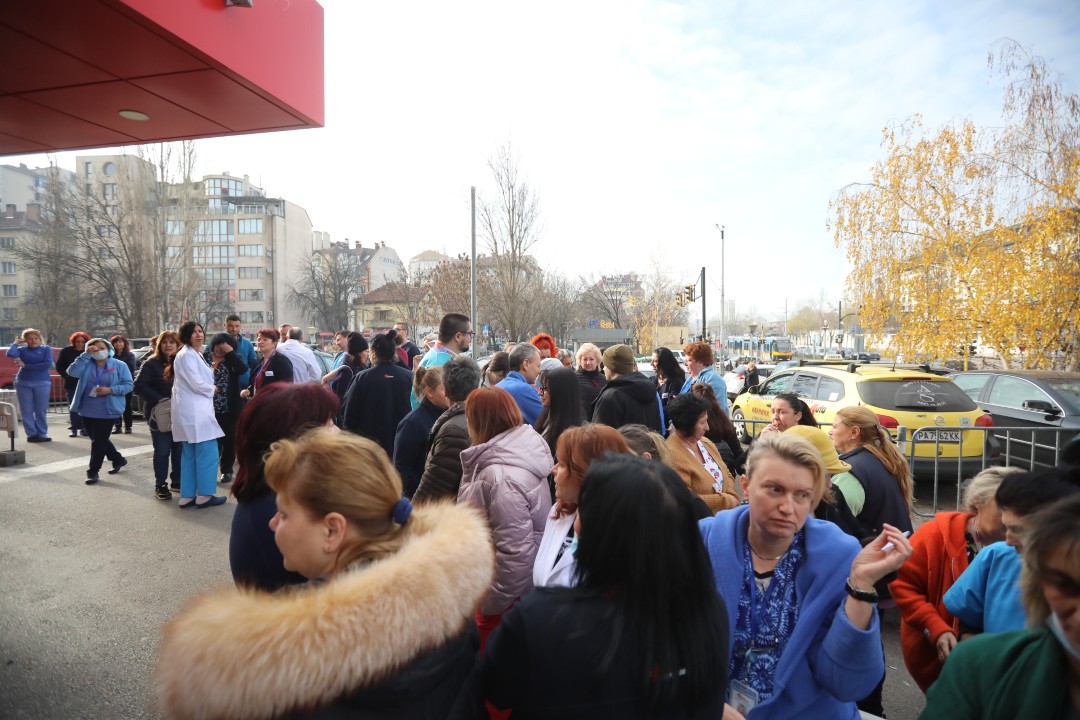 <p>Медицински сестри, лаборанти, акушери и други здравни специалисти излязоха на протест заради срамно ниските възнаграждения и неизпълнените обещания на управляващите за по-високи заплати.</p>
