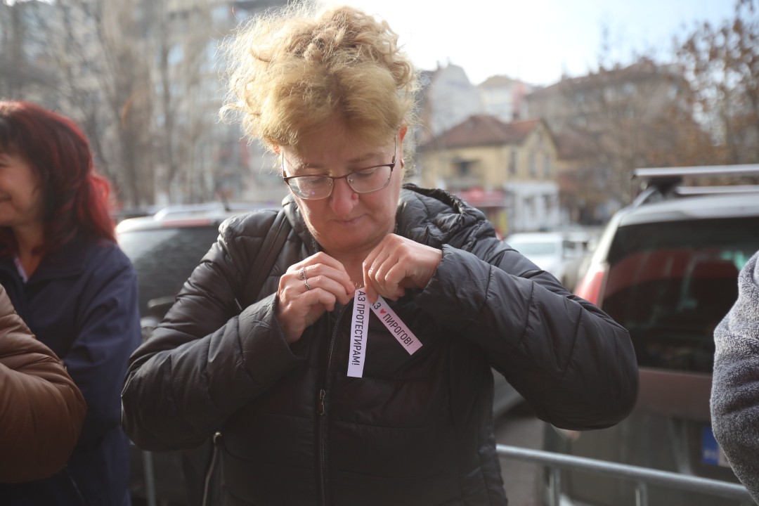 <p>Медицински сестри, лаборанти, акушери и други здравни специалисти излязоха на протест заради срамно ниските възнаграждения и неизпълнените обещания на управляващите за по-високи заплати.</p>