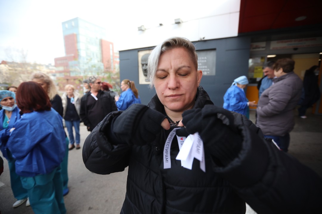 <p>Медицински сестри, лаборанти, акушери и други здравни специалисти излязоха на протест заради срамно ниските възнаграждения и неизпълнените обещания на управляващите за по-високи заплати.</p>