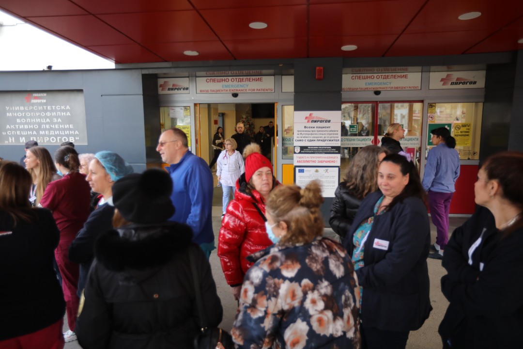 <p>Медицински сестри, лаборанти, акушери и други здравни специалисти излязоха на протест заради срамно ниските възнаграждения и неизпълнените обещания на управляващите за по-високи заплати.</p>