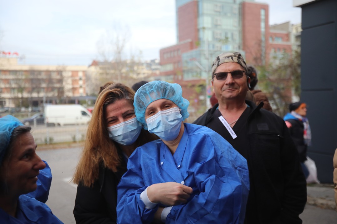 <p>Медицински сестри, лаборанти, акушери и други здравни специалисти излязоха на протест заради срамно ниските възнаграждения и неизпълнените обещания на управляващите за по-високи заплати.</p>