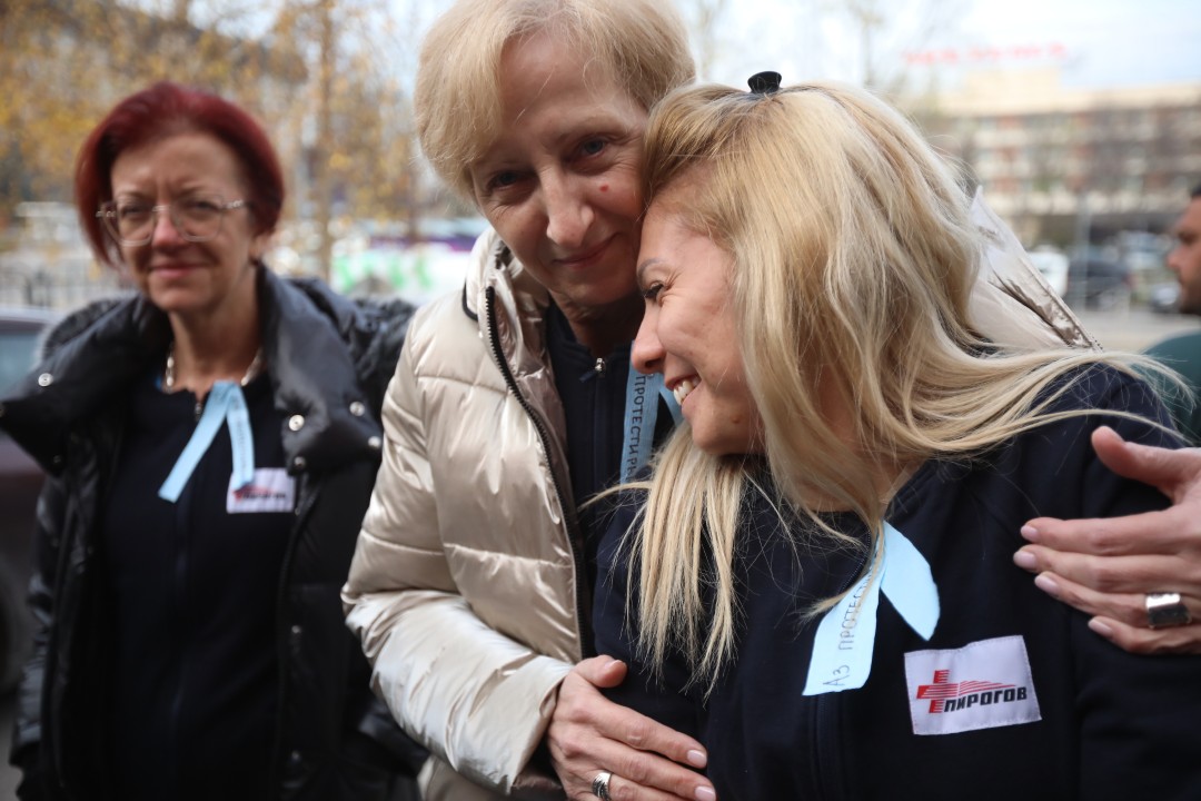 <p>Медицински сестри, лаборанти, акушери и други здравни специалисти излязоха на протест заради срамно ниските възнаграждения и неизпълнените обещания на управляващите за по-високи заплати.</p>