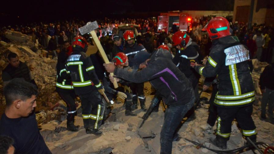 Жертви и ранени при срутване на сгради в...