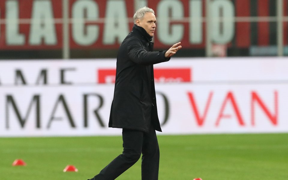 Ван Бастен напуска работа, за да се грижи за болната си жена