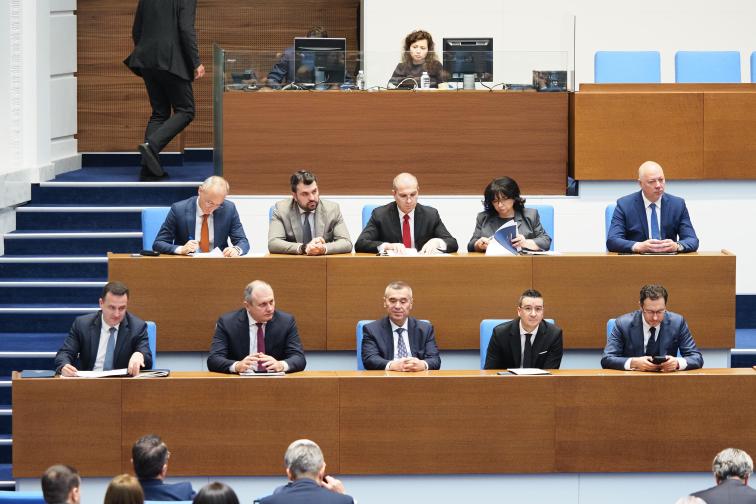 Близо 4 часа дебати по шестия вот на недоверие срещу