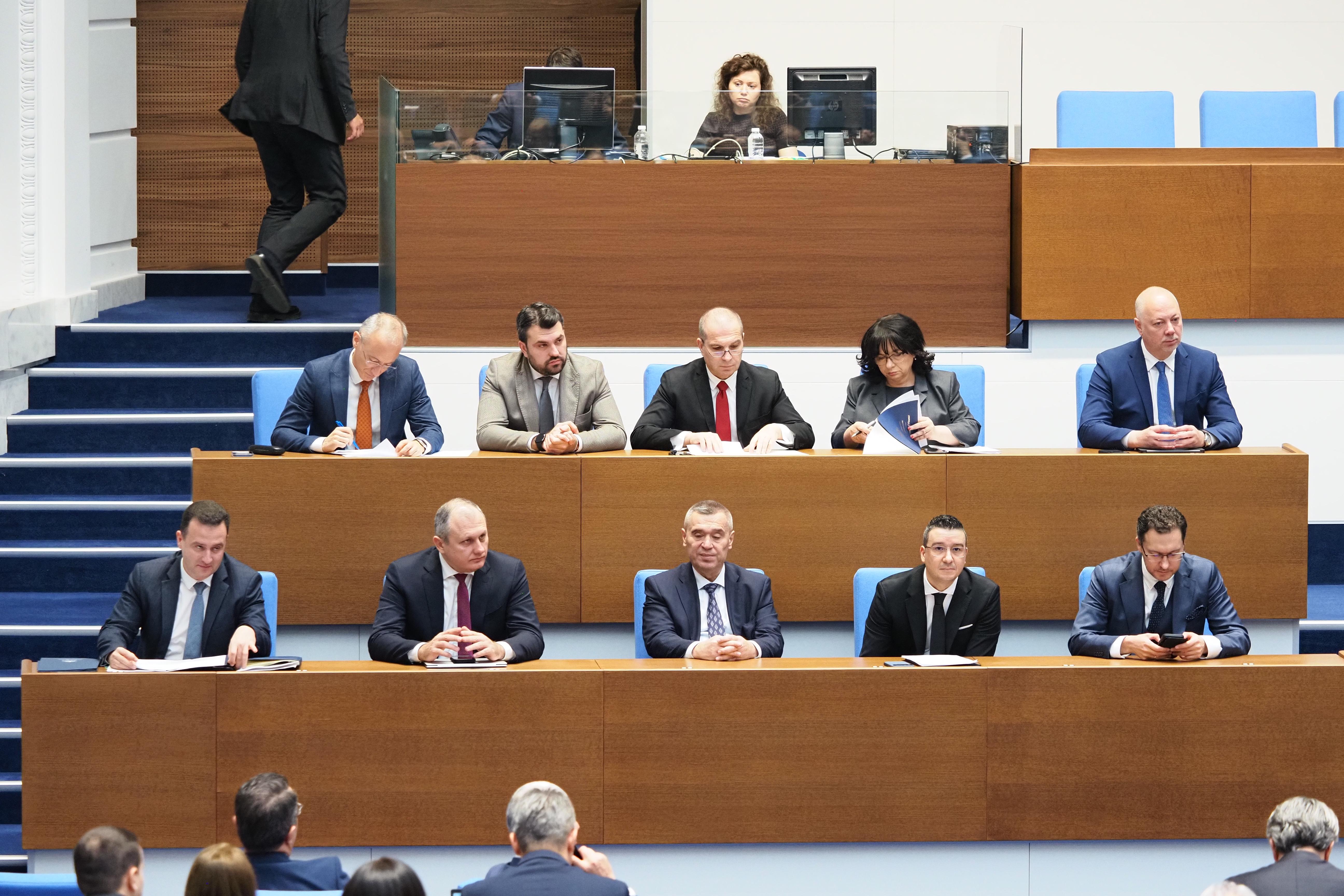 <p>Близо 4 часа дебати по шестия вот на недоверие срещу кабинета &quot;Желязков&quot;</p>