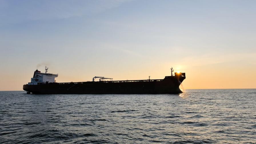 Извършиха проверки на заседналия край Ахтопол танкер