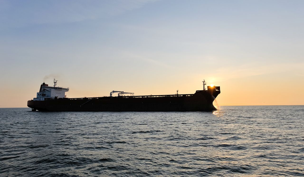 Извършиха проверки на заседналия край Ахтопол танкер