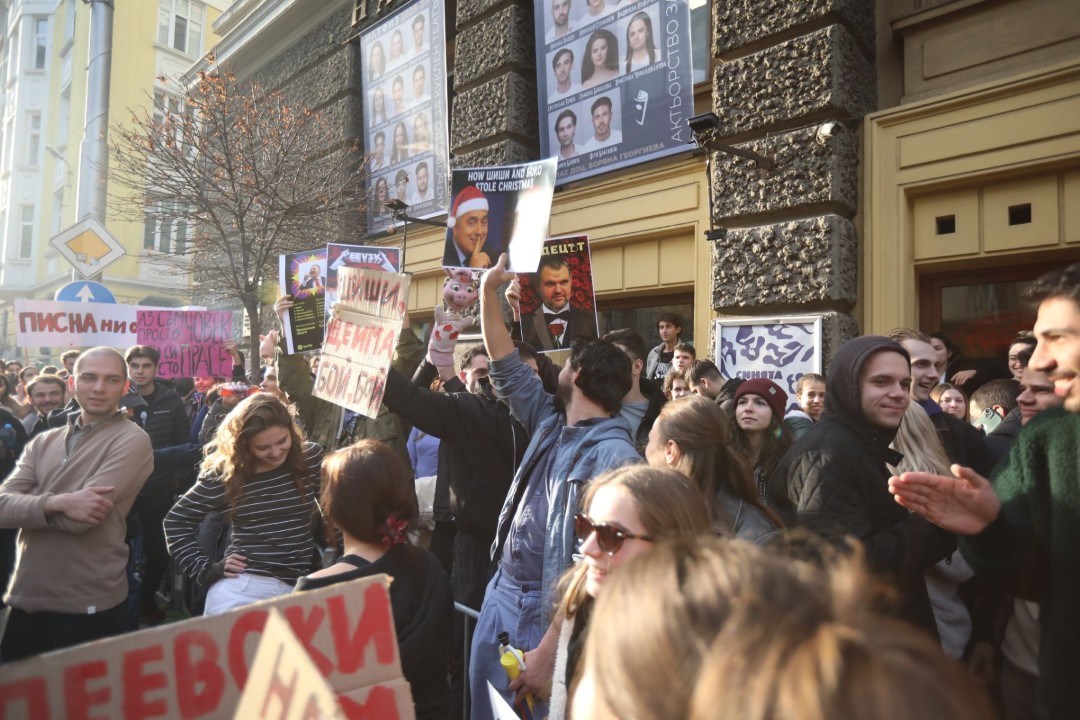 <p>В ранния следобед в сряда студенти от НАТФИЗ започнаха да се събират пред сградата на учебното заведение на антиправителствен протест.</p>