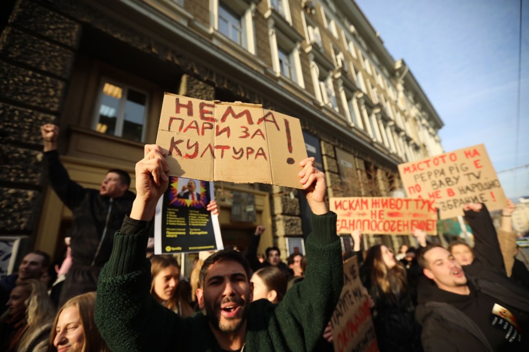 <p>В ранния следобед в сряда студенти от НАТФИЗ започнаха да се събират пред сградата на учебното заведение на антиправителствен протест.</p>