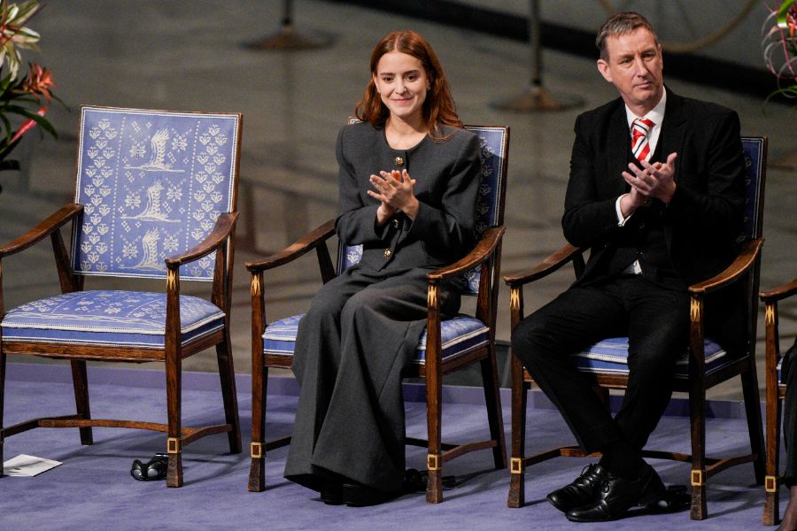 <p>Дъщерята на Мария Корина Мачадо прие Нобеловата награда за мир от нейно име.</p>