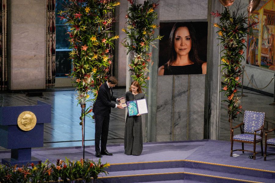 <p>Дъщерята на Мария Корина Мачадо прие Нобеловата награда за мир от нейно име.</p>