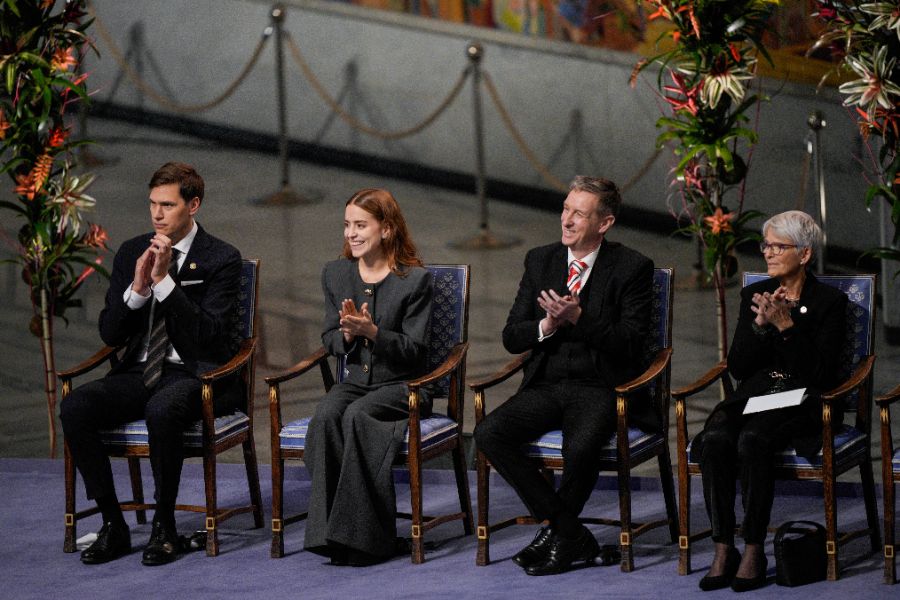 <p>Дъщерята на Мария Корина Мачадо прие Нобеловата награда за мир от нейно име.</p>