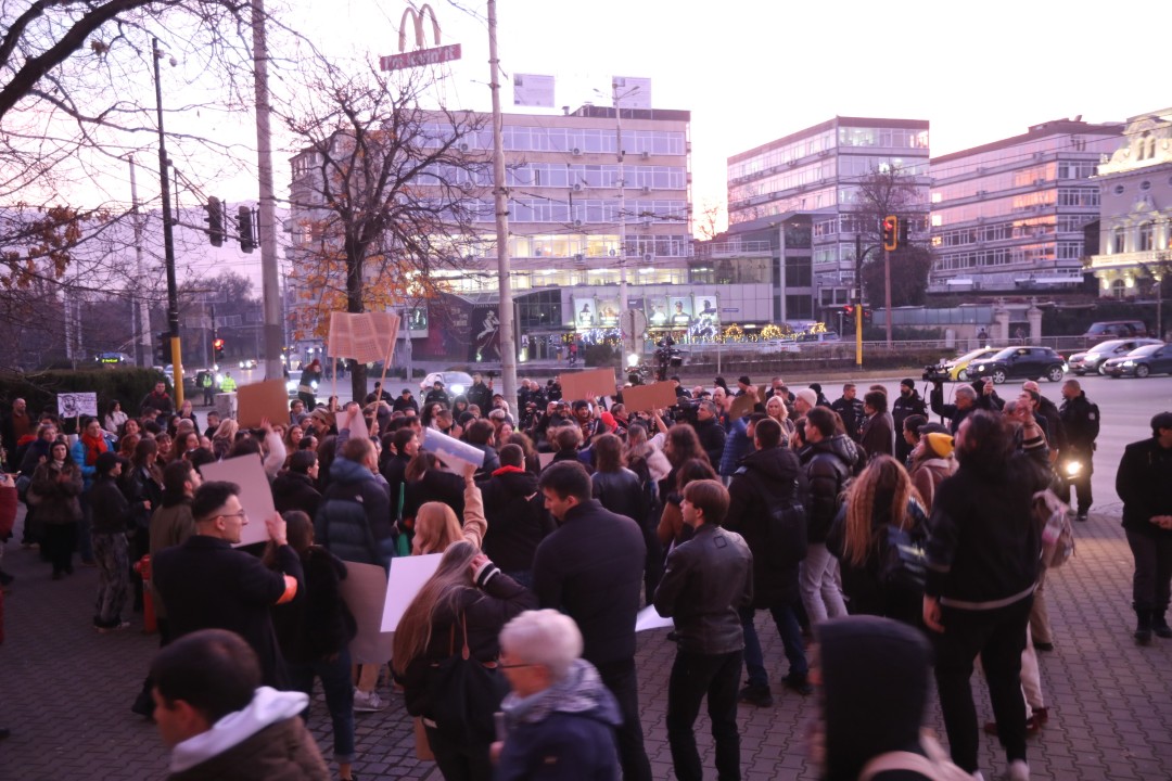 <p>Студенти от различни университети се събраха пред Софийския университет &bdquo;Св. Климент Охридски&ldquo; на "протестна акция против мафията". Събитието е организирано от Обединение "Студенти против мафията" във Фейсбук.</p>