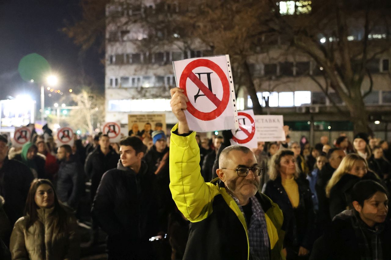 <p>Пловдивчани се събраха на протест на площад "Съединение" в града с искане за оставка на правителството и политики, които служат на хората, а не на задкулисни сделки. Недоволни граждани издигнаха плакати с плакати с надписи "всички етноси са обединени срещу Пеевски и Борисов", "Искаме бъдеще в Българи", "Мафията вън", "Оставка" и изпълниха площадното пространство и бул. "Шести септември".</p>