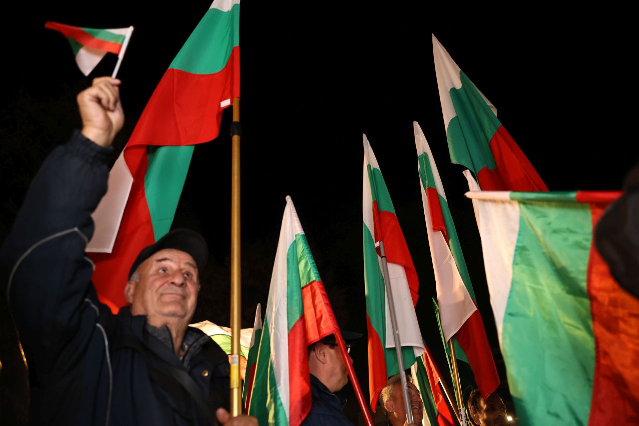 <p>Пловдивчани се събраха на протест на площад "Съединение" в града с искане за оставка на правителството и политики, които служат на хората, а не на задкулисни сделки. Недоволни граждани издигнаха плакати с плакати с надписи "всички етноси са обединени срещу Пеевски и Борисов", "Искаме бъдеще в Българи", "Мафията вън", "Оставка" и изпълниха площадното пространство и бул. "Шести септември".</p>