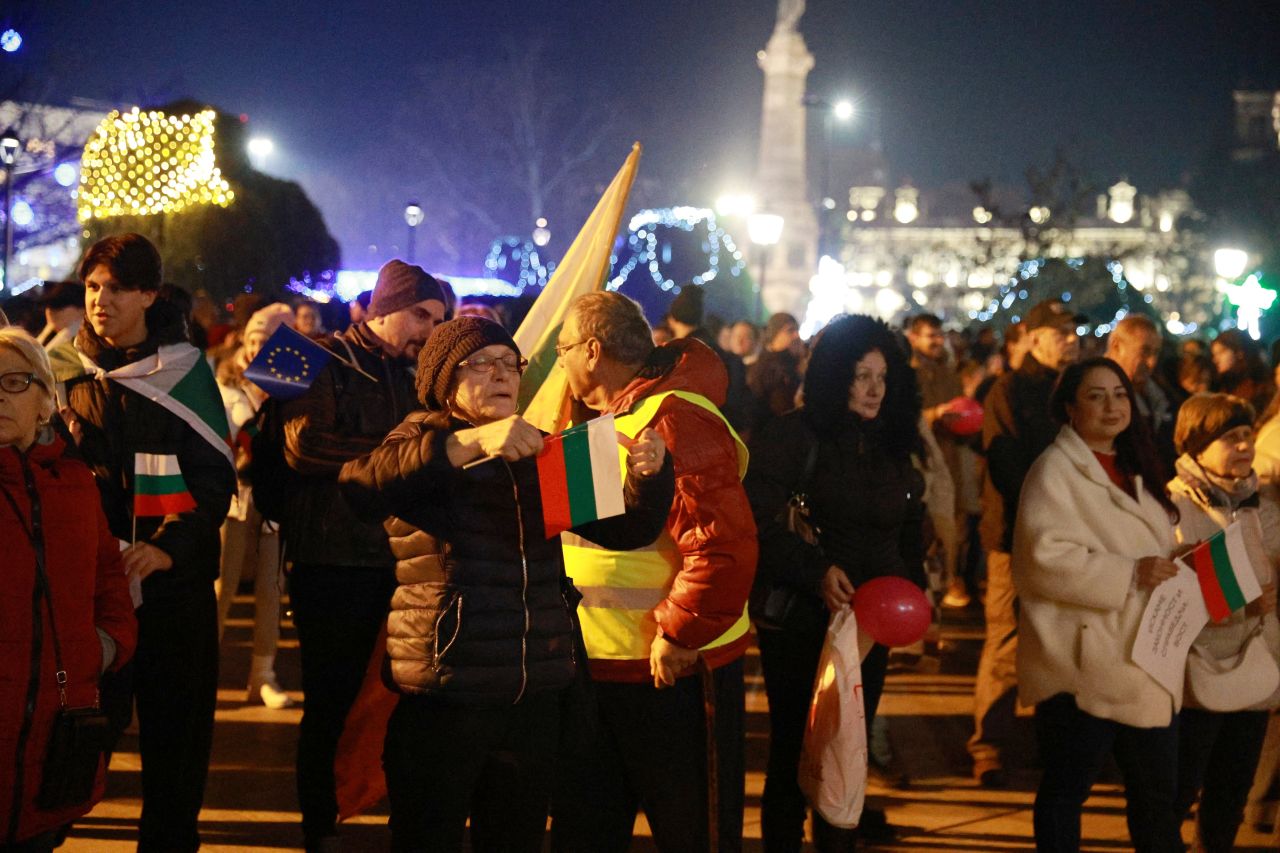 <p>Протест с искания за оставка на правителството има пред сградата на Съдебната палата в Русе</p>