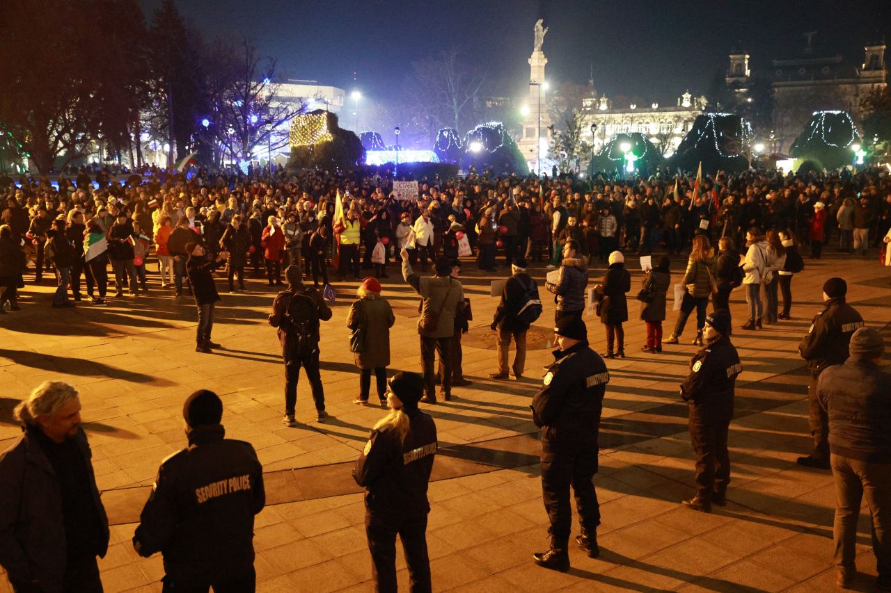 <p>Протест с искания за оставка на правителството има пред сградата на Съдебната палата в Русе</p>