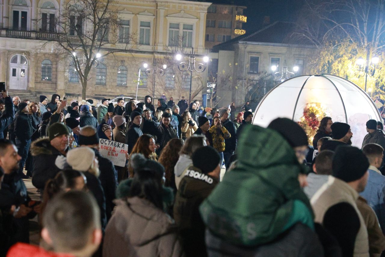 <p>Протест с искания за оставка на правителството има пред сградата на Съдебната палата в Русе</p>