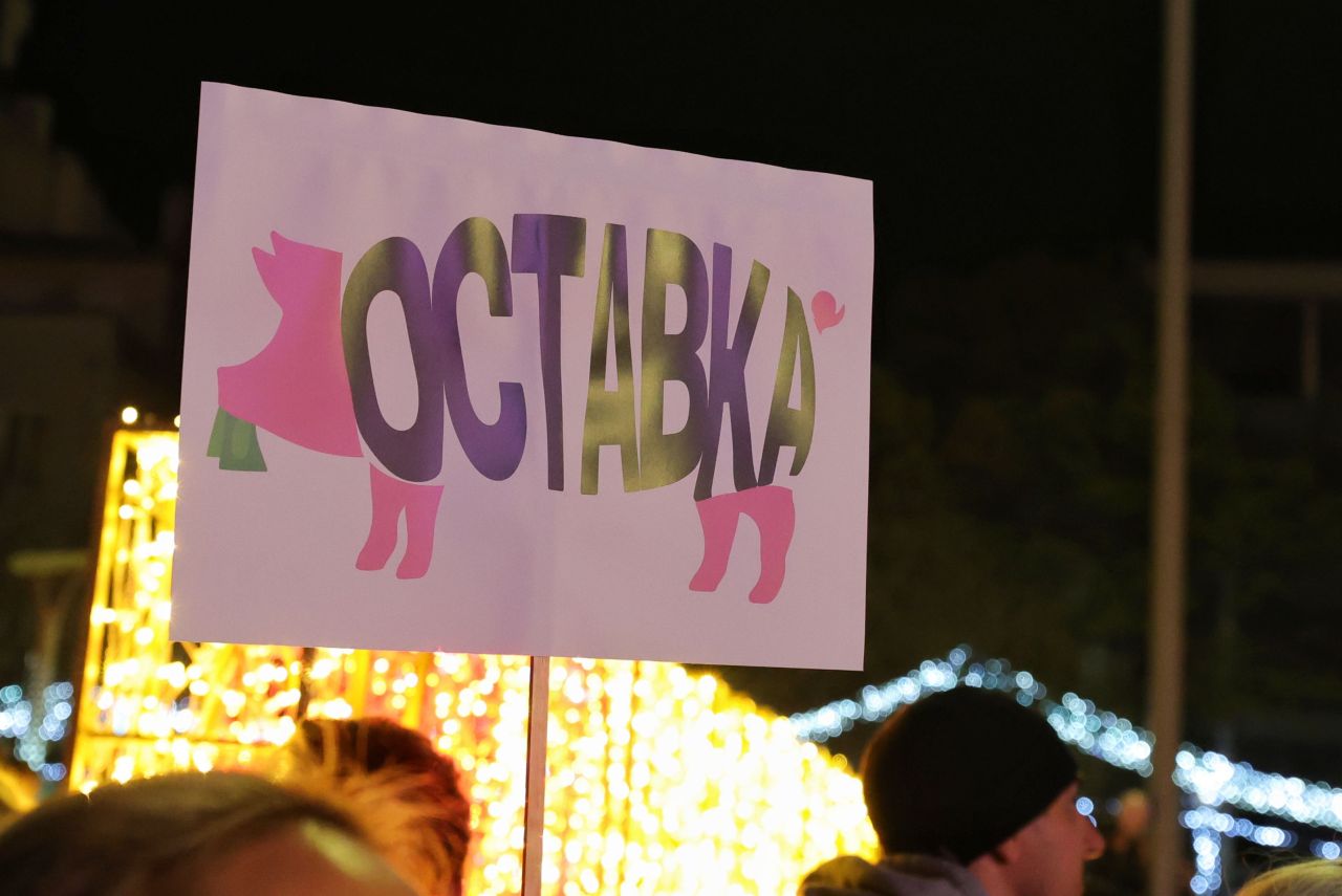 <p>На площада пред сградата на Община Бургас се провежда протест под надслов: &bdquo;Оставка! Вън Пеевски и Борисов от властта&ldquo;.</p>