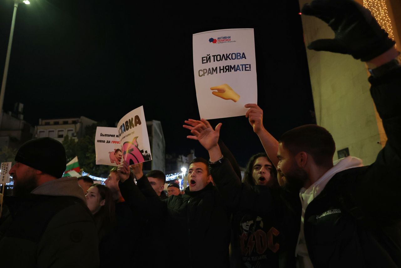 <p>На площада пред сградата на Община Бургас се провежда протест под надслов: &bdquo;Оставка! Вън Пеевски и Борисов от властта&ldquo;.</p>