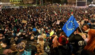 <p>&quot;Когато се вземат решения, които компрометират бъдещето ни, ние ще сме на площада&quot;</p>