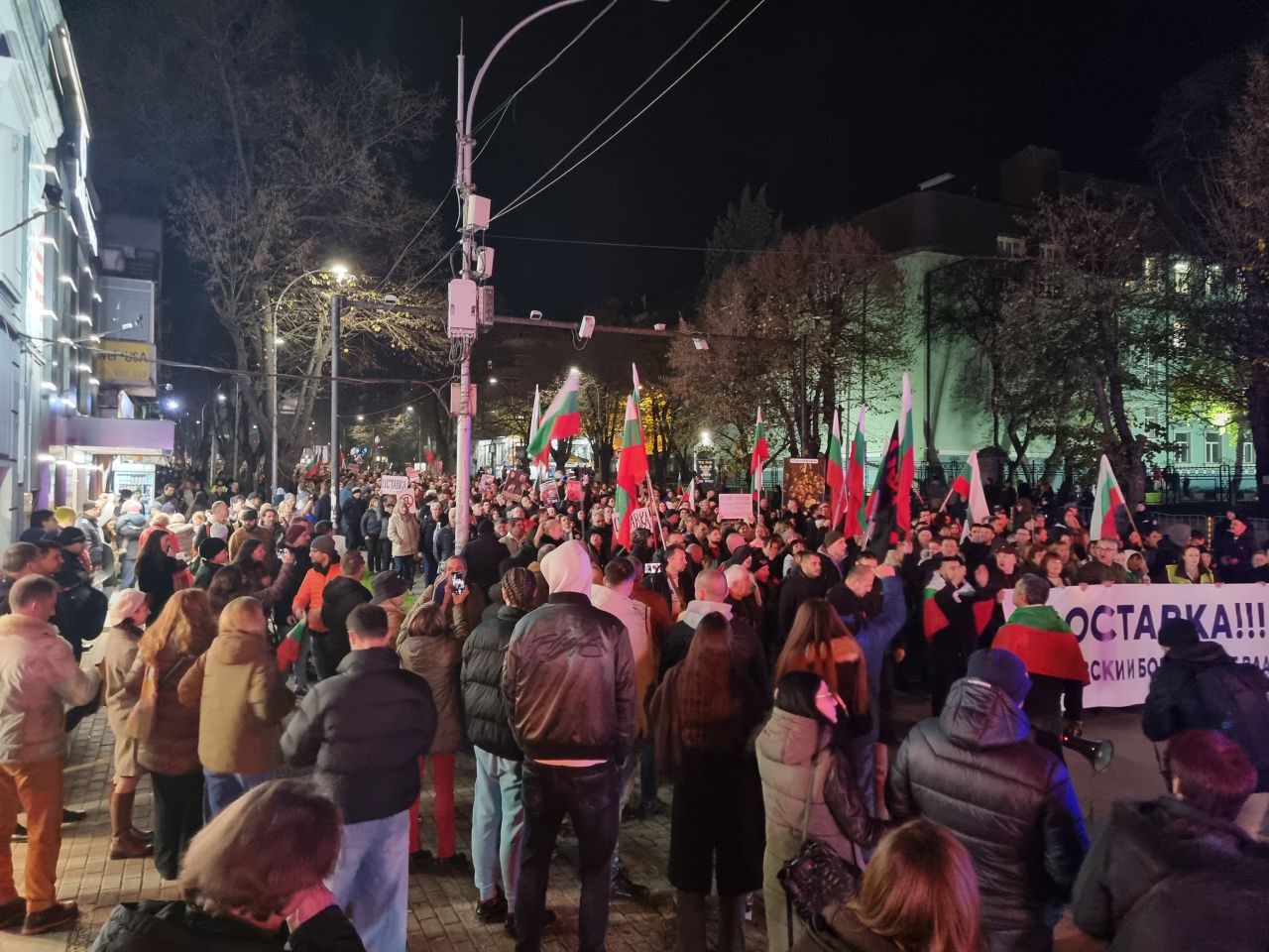 Варна (10 декември 2025) С протестно шествие в центъра на града варненци искат оставката на управляващите