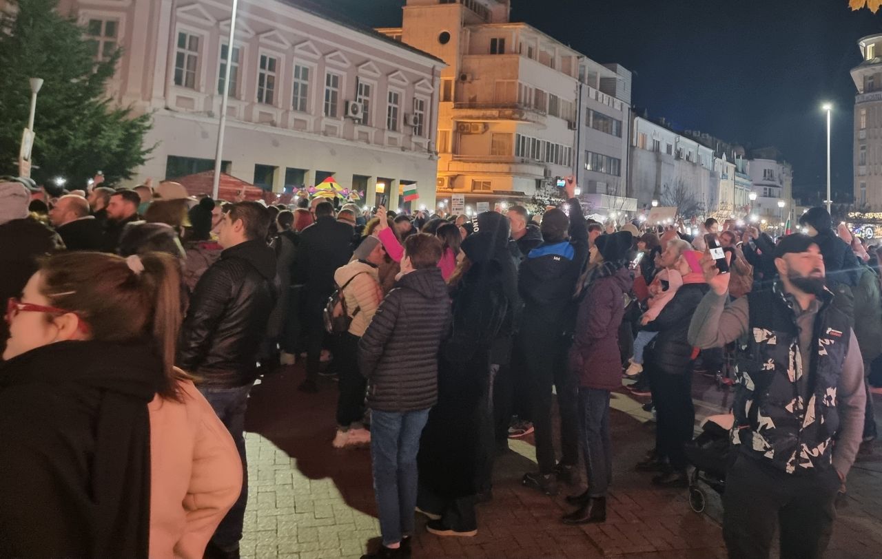 Варна (10 декември 2025) С протестно шествие в центъра на града варненци искат оставката на управляващите