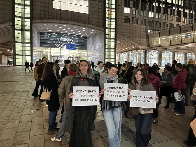 Българи се събраха пред ЕП в Брюксел на протест срещу