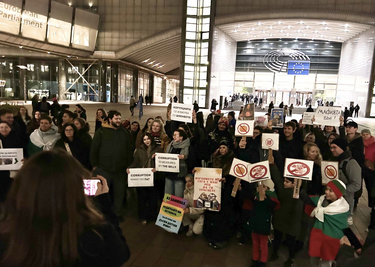 <p>Българи се събраха пред ЕП в Брюксел на протест срещу корупцията у нас</p>