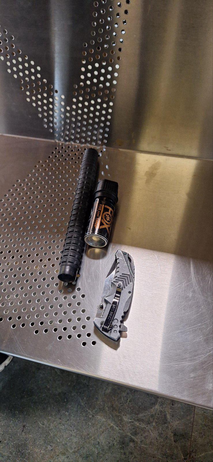 <p>Полицията съобщи, че при проверка на участниците в протестите срещу кабинета &bdquo;Желязков&ldquo; са открити ножове, бомбички и други предмети, засилвайки опасенията за сигурността на демонстрациите.</p>