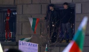 <p>Протестиращи се качиха на прозорците на Народното събрание</p>