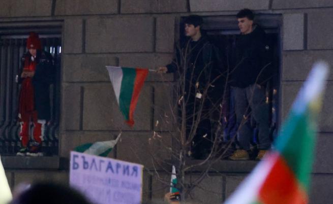 Демонстранти се качиха на прозорците на първия етаж на Народното събрание