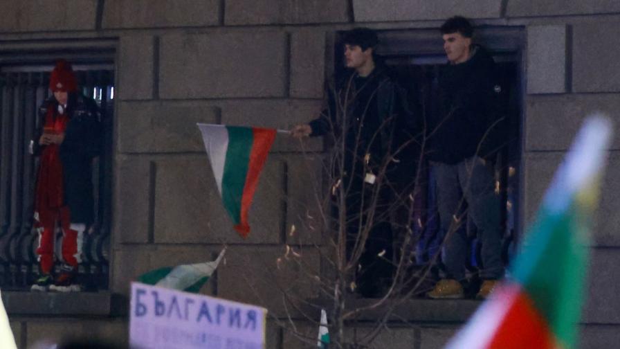 <p>Протестиращи се качиха на прозорците на Народното събрание</p>