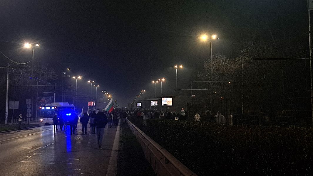 Протестиращи се изтеглят от центъра на София - Орлов мост, бул. „Цариградско шосе“ и кръстовището при Софийския университет " Св. Климент Охридски" са блокирани.