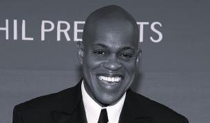 Номиниран за „Грами“ певец бе намушкан до смърт в дома си; арестуваха сина му