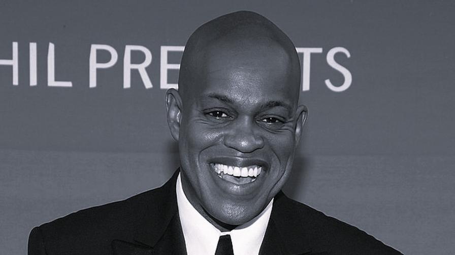 Номиниран за „Грами“ певец бе намушкан до смърт в дома си; арестуваха сина му