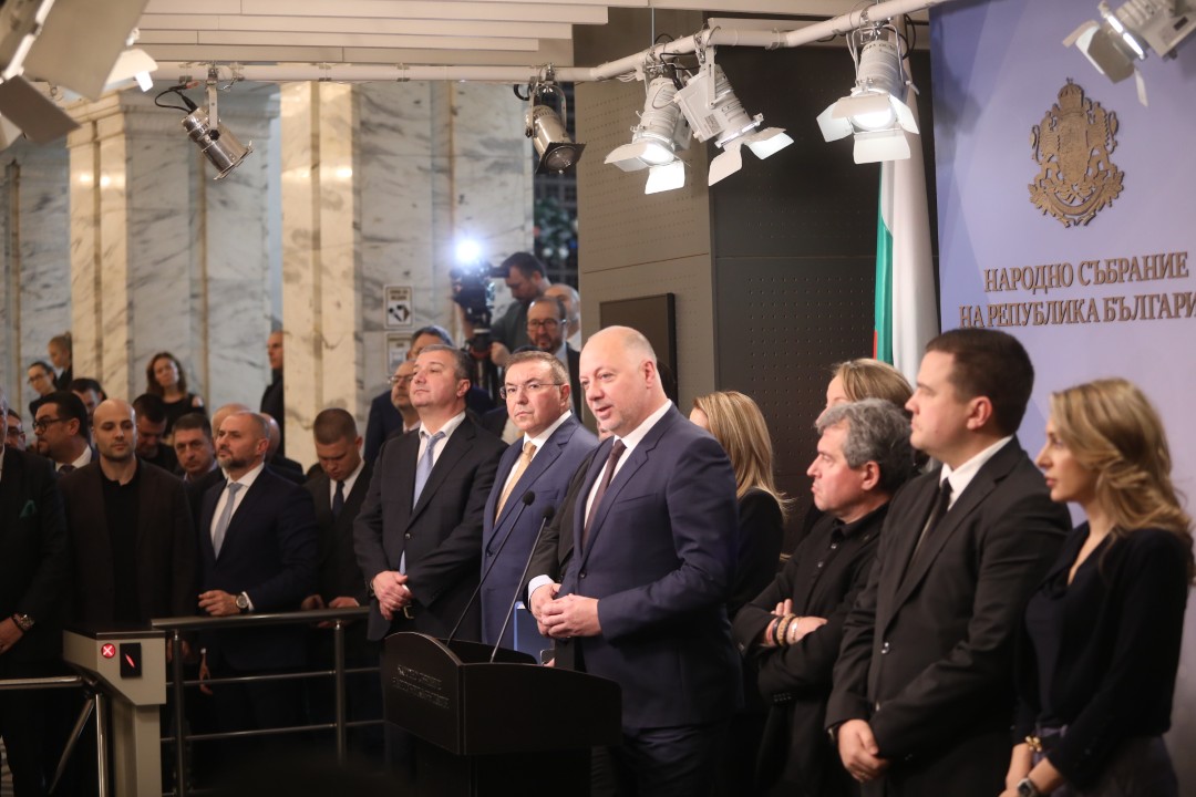 <p>Министър-председателят Росен Желязков излезе с извънредно изявление пред журналисти в НС. Министър-председателят обяви, че правителството подава оставка. "Уведомявам ви, че правителството подава оставка", каза премиерът Росен Желязков.</p>