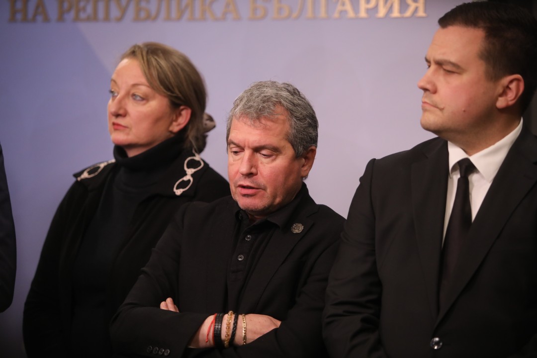 <p>Министър-председателят Росен Желязков излезе с извънредно изявление пред журналисти в НС. Министър-председателят обяви, че правителството подава оставка. "Уведомявам ви, че правителството подава оставка", каза премиерът Росен Желязков.</p>