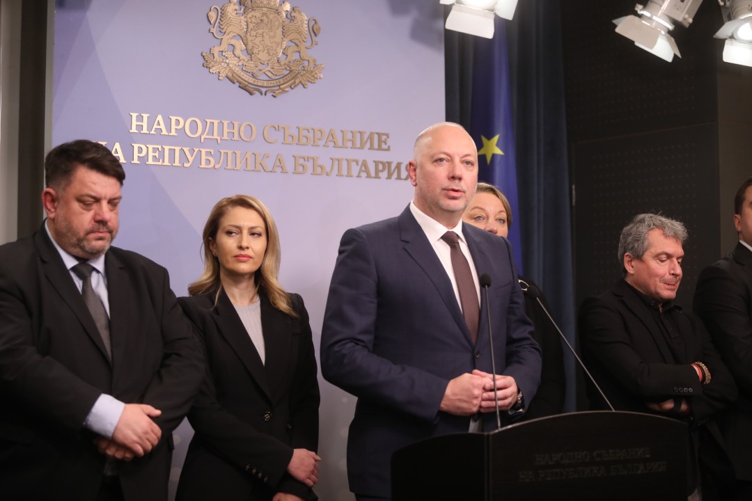 <p>Министър-председателят Росен Желязков излезе с извънредно изявление пред журналисти в НС. Министър-председателят обяви, че правителството подава оставка. "Уведомявам ви, че правителството подава оставка", каза премиерът Росен Желязков.</p>