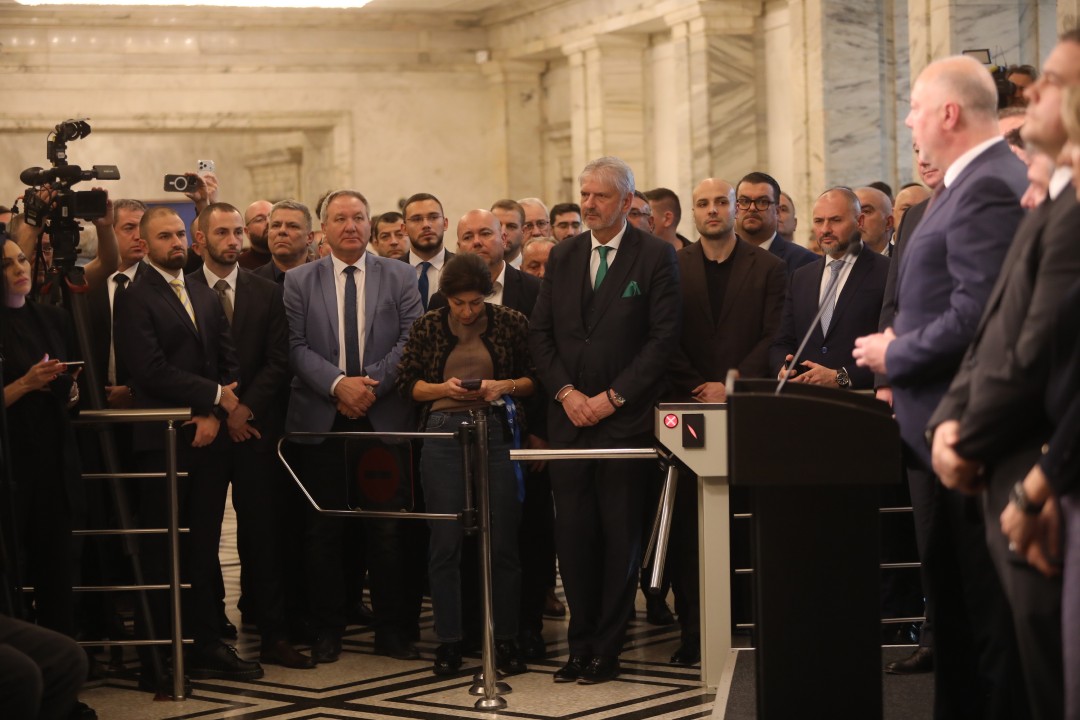 <p>Министър-председателят Росен Желязков излезе с извънредно изявление пред журналисти в НС. Министър-председателят обяви, че правителството подава оставка. "Уведомявам ви, че правителството подава оставка", каза премиерът Росен Желязков.</p>